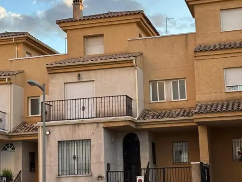 Casa adosada en Avenida de los Ogijares