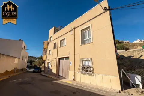 Casa pareada en calle Cabrera