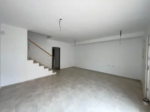 Casa adosada en calle Alcudia de Veo, nº 8