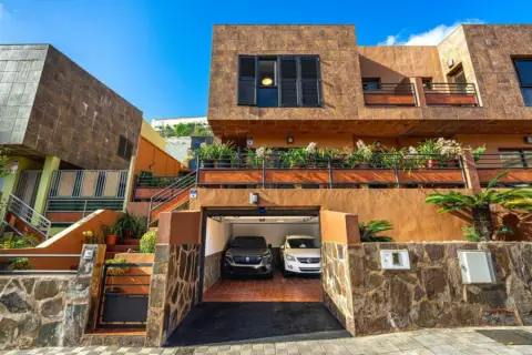Casa pareada en calle Valverde