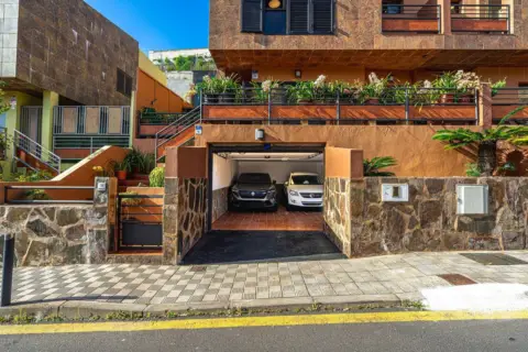 Casa pareada en calle Valverde