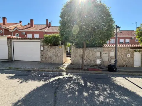 Casa adosada en calle Río Henares, 14