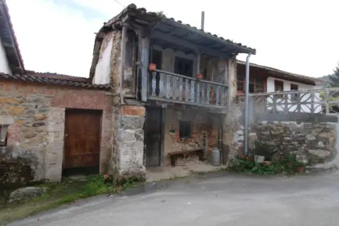 Casa adosada en calle El Lado, nº 21
