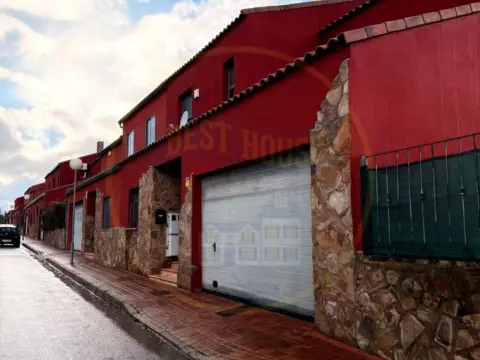 Casa adosada en Urbanización de Pernalosas