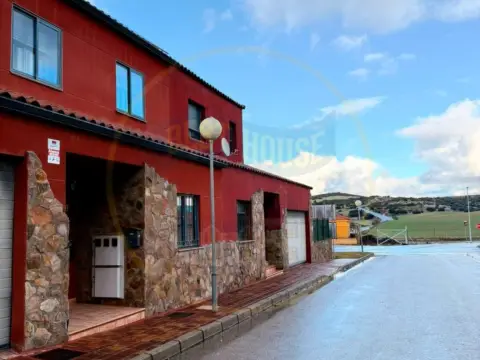 Casa adosada en Urbanización de Pernalosas