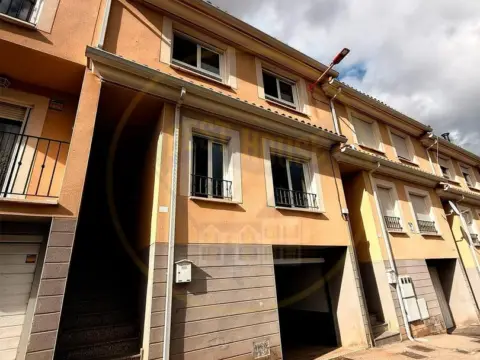 Casa adosada en calle de la Fuente