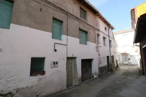 Casa adosada en calle del Santo Domingo, 9