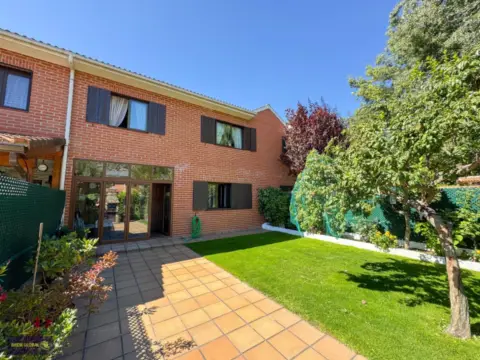 Casa adosada en calle de Paraguay