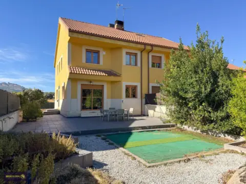 Casa pareada en calle Real