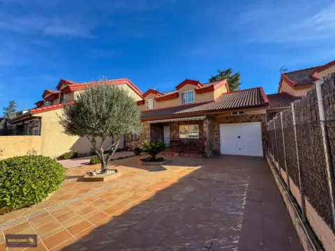 Casa pareada en calle Costa Rica