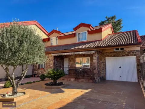 Casa pareada en calle Costa Rica