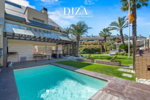 Casa pareada en calle Mistral