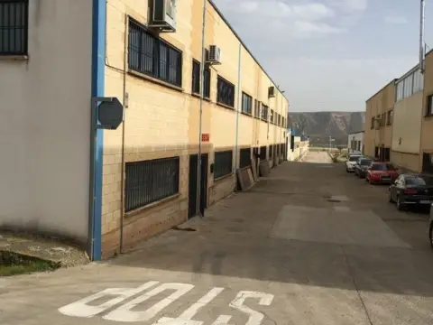 Nave industrial en calle Pradejón