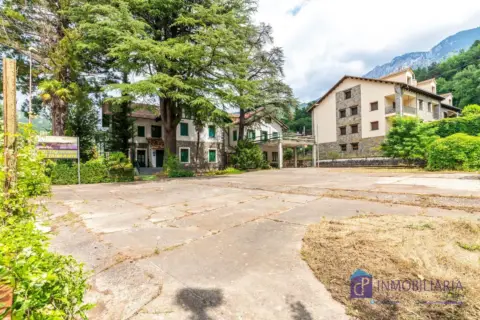 Edificio en calle Vía Pirenáica