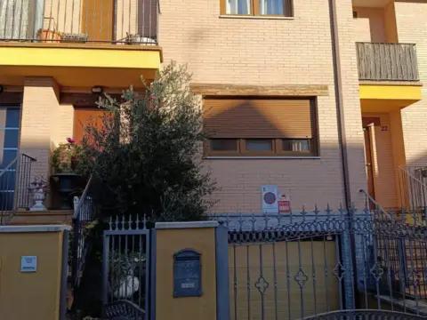 Casa adosada en calle de la Palencia