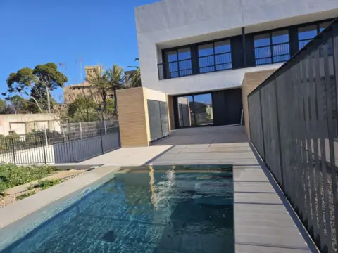 Casa adosada en calle Avenida Diputacion Provincial, 31