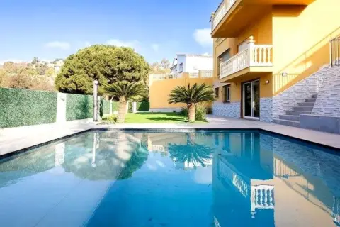 Chalet en Villa, Diseño Modeno,Zona Exlusiva  de Malaga, Vistas Despejadas, Jardin de 70 Metros