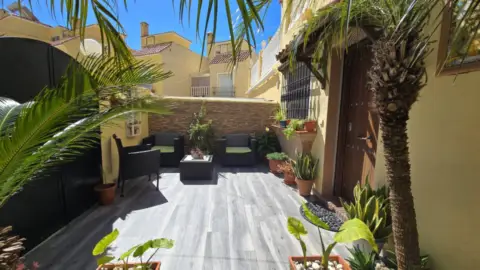 Casa pareada en calle de la Piña