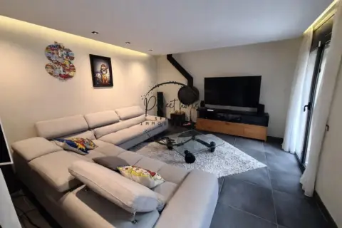 Piso en calle Avinguda de La Cortinada