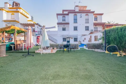 Casa pareada en calle de los Abetos, 3