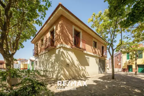 Chalet en Plaza de la Iglesia, 8