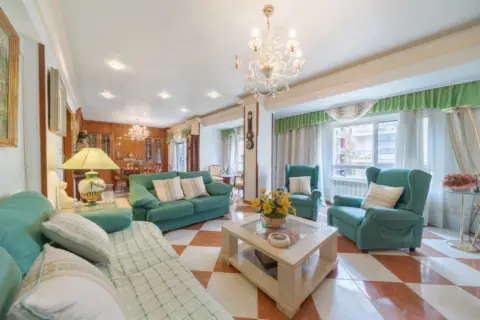 Piso en Plaza de la Constitución, 5