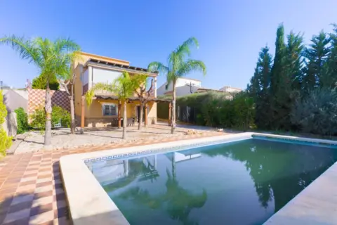 Chalet en Urbanización El Coto