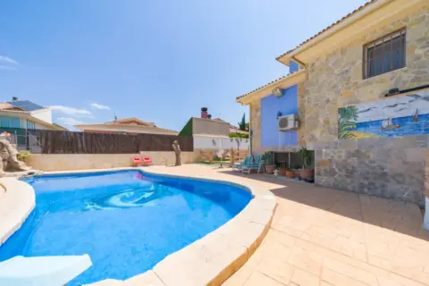 Chalet en Urbanización El Coto