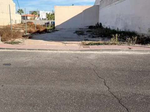 Terreno en calle de las Adelfas