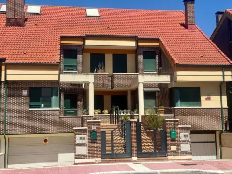 Casa adosada en calle de la Tierra de Arévalo