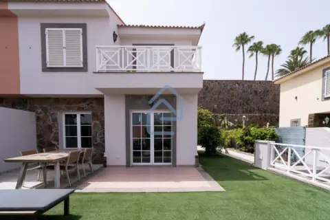 Casa adosada en calle Las Dunas