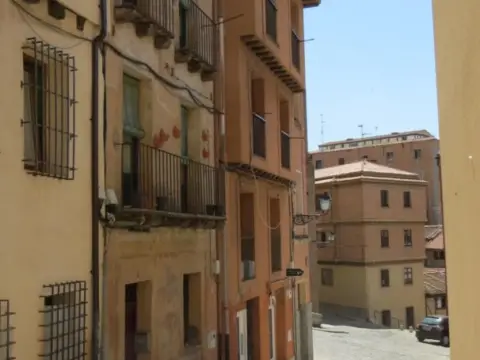 Edificio en Bajada de la Canaleja