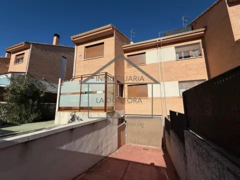 Casa pareada en calle Tomillos