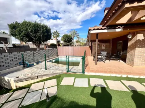 Casa adosada en Urb. La Quinta