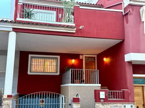 Casa adosada en calle de Luis Gongora, 4