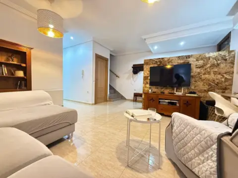 Casa adosada en calle de Luis Gongora, 4