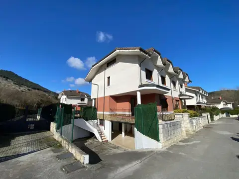 Casa adosada en calle Barrio Sámano-Helguera