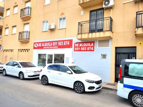 Local comercial en calle Alcazaba de Almería, 32