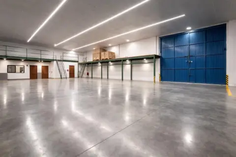 Nave industrial en calle de Joaquín Sánchez Valverde