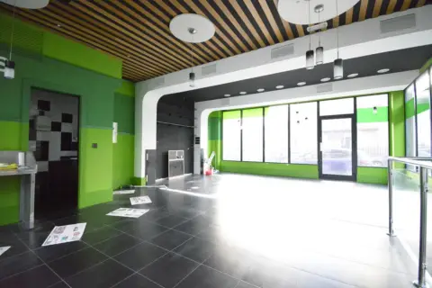 Local comercial en calle de Menéndez Pelayo