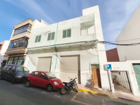 Casa pareada en calle Guadarteme, 19