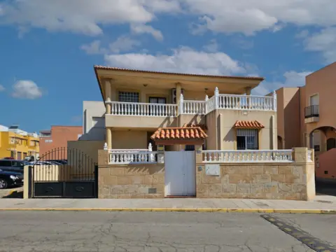 Chalet en calle Plutón, 8