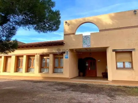 Edificio en Carretera Estación Mora