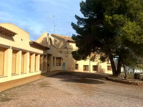 Edificio en Carretera Estación Mora