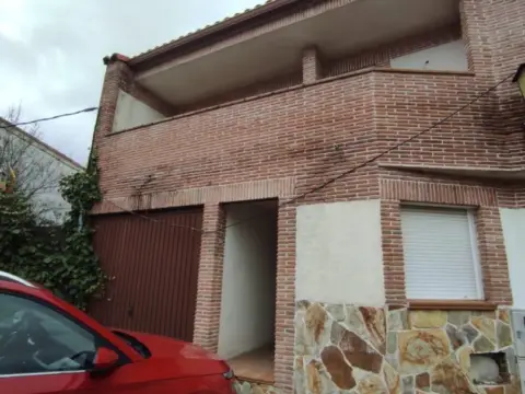 Casa adosada en Cadalso de los Vidrios