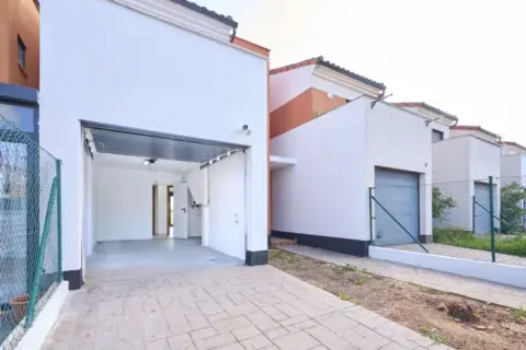 Casa adosada en Avenida Vegallana