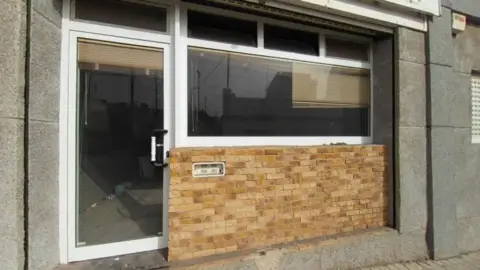 Local comercial en calle Angel Guimera