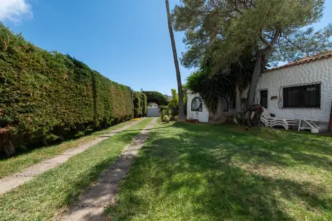Chalet en Urbanización de Los Almendros