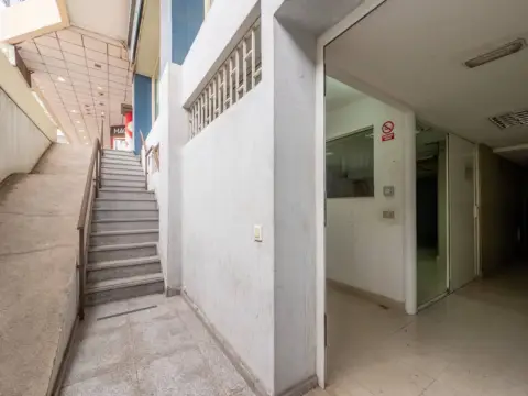 Local comercial en Avenida Juan XXIII, 3