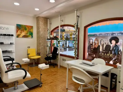 Local comercial en calle de las Dalias, 12